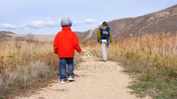 Een moeder en jongens wandelen op trail — Stockvideo