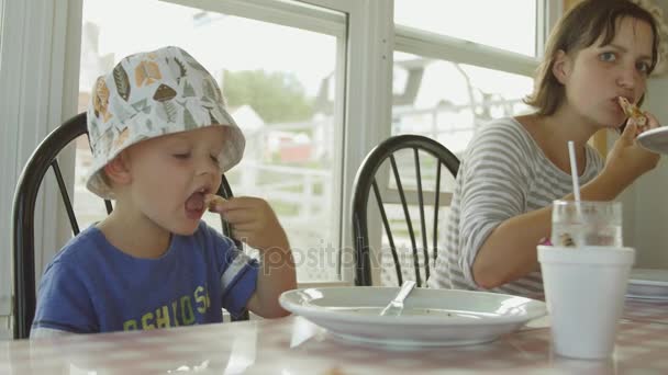 Egy család, egy étteremben ínyenc pizzát eszik — Stock videók