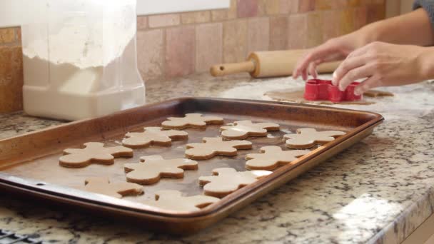 Een vrouw peperkoek mannen voor de feestdagen maken — Stockvideo