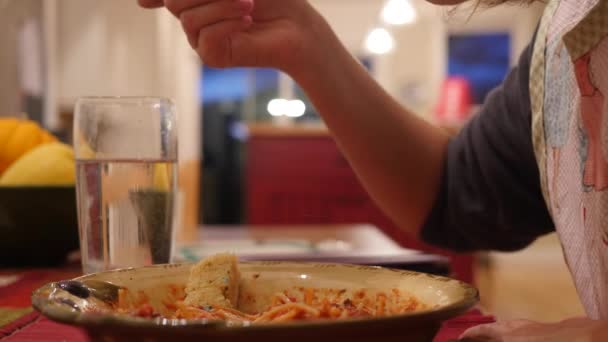 Bir annenin spagetti yiyen — Stok video