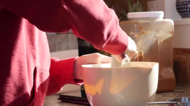 Eine Mutter, die Butter und Mehl vermischt, um einen Kuchen zu backen — Stockvideo
