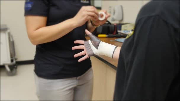 Uma enfermeira grava um pulso torcido de uma menina — Vídeo de Stock