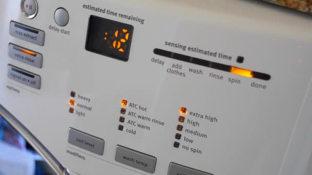 Огни и кнопки на стиральной машине, пока она работает — стоковое видео