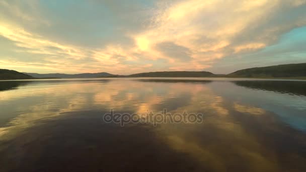 Západ slunce na krásné jezero — Stock video