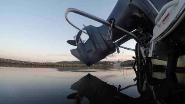 Пропеллер, капающий воду в океан после установки — стоковое видео