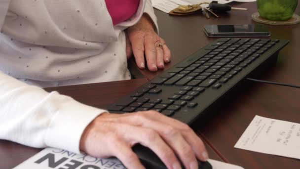 Un secrétaire tapant sur un clavier et utilisant une souris d'ordinateur — Video