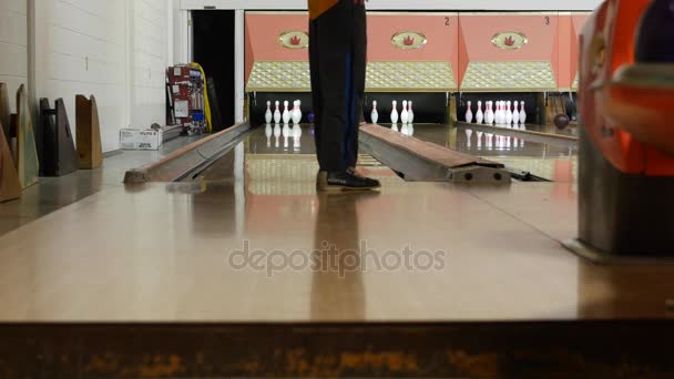 Jongens bowlen op een bowlingbaan — Stockvideo