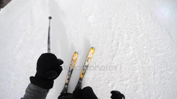 Man afdaling skiën in een bergresort ski — Stockvideo