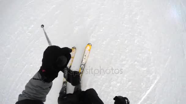 L'uomo sciare in discesa in una stazione sciistica di montagna — Video Stock