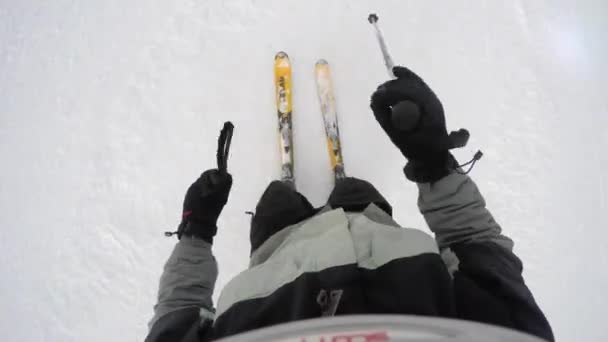 Mensen afdaling skiën in een bergresort ski — Stockvideo