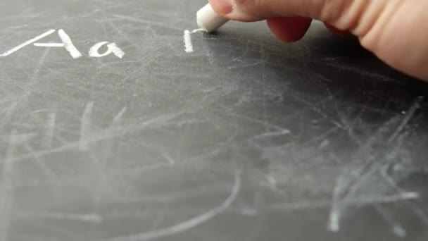 Ένα timelapse της γραφής γράμματα σε μια chalkboard — Αρχείο Βίντεο