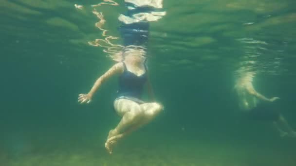 Uma mulher nadando na água do oceano tropical — Vídeo de Stock