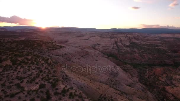 Acantilado y vasto desierto y la puesta de sol en la noche — Vídeo de stock