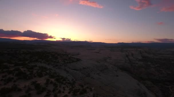 Cliff en uitgestrekte woestijn en de zonsondergang in de avond — Stockvideo