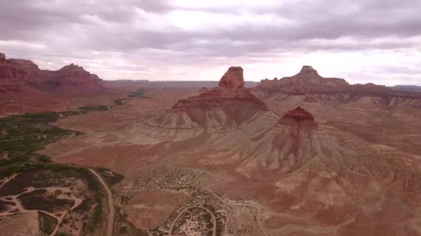 Redrock kliffen en buttes in de woestijn van Utah — Stockvideo