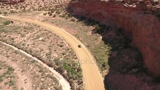 Αυτοκίνητο που κινείται επάνω ένα φαράγγι της ερήμου — Αρχείο Βίντεο