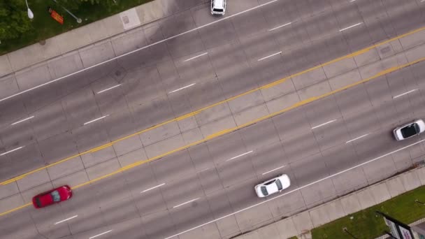 Movimentada rua grande em uma cidade — Vídeo de Stock