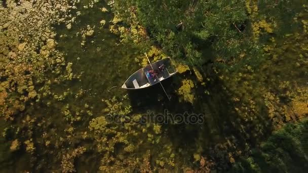 Jongens roeiboot in mossy vijver — Stockvideo