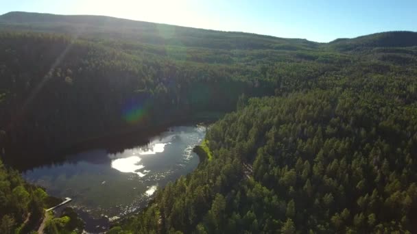 Stromy a krásné horské jezero při západu slunce — Stock video