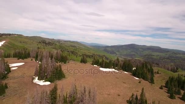 Alta passagem de montanha na primavera — Vídeo de Stock