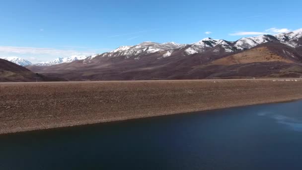 Embalse de presa de montaña con agua y ciudad — Vídeo de stock