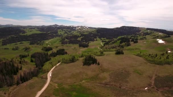 Alta passagem de montanha na primavera — Vídeo de Stock