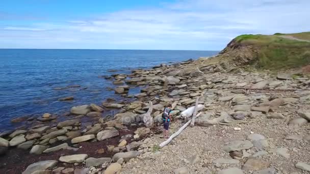 Mor och barn på klippstrand — Stockvideo