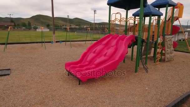 Niño jugando en un parque de la ciudad — Vídeos de Stock