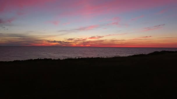 越过海洋中布雷顿角岛海岸线上的夕阳 — 图库视频影像