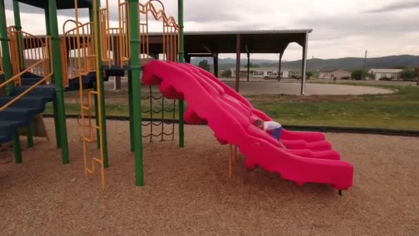 Criança brincando no parque da cidade — Vídeo de Stock
