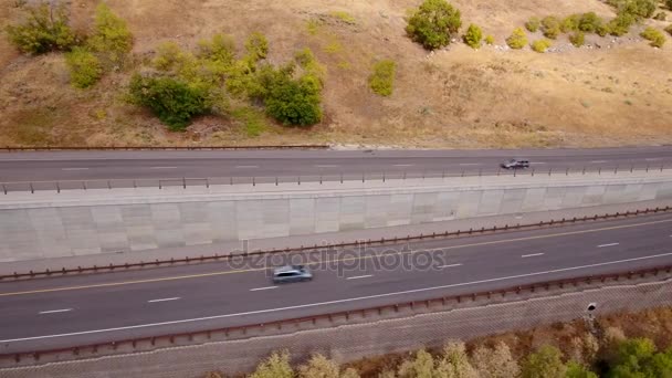 在山区公路上行驶的汽车 — 图库视频影像