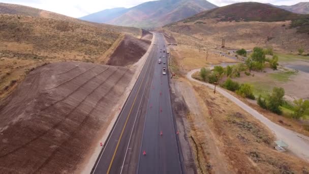 Los coches atraviesan una zona de construcción — Vídeos de Stock