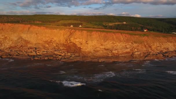 Puesta de sol en la costa sobre el océano en la isla del Cabo Bretón — Vídeos de Stock