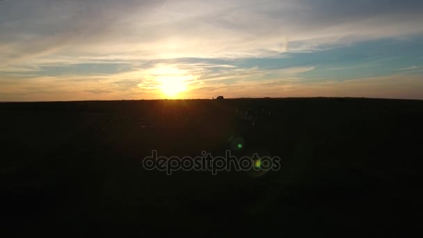 Hermoso atardecer en la costa sobre el océano — Vídeos de Stock