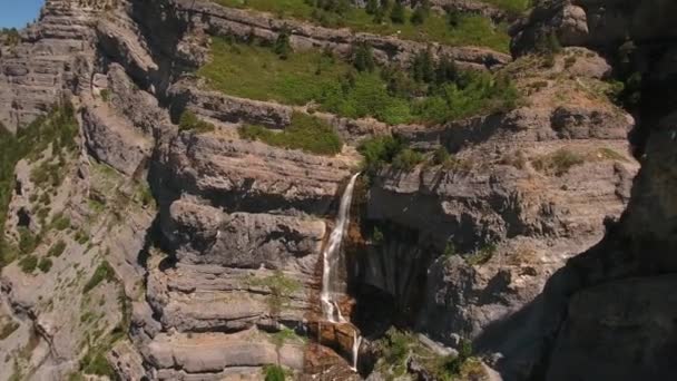 Menyasszonyi fátyol vízesés fut le a hegy oldalán — Stock videók