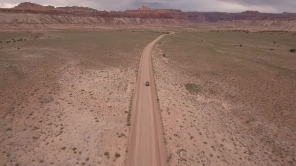 Автомобиль едет через красивую пустыню — стоковое видео
