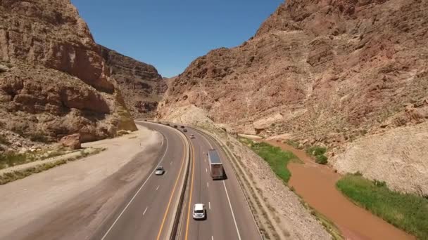 Carros dirigindo através de um belo desfiladeiro deserto — Vídeo de Stock