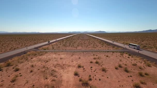 Coches y camiones semirremolques que circulan por carretera — Vídeos de Stock