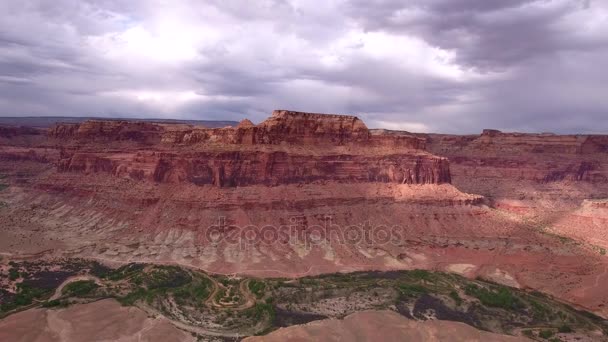 雷德罗克悬崖和巴茨在犹他州的沙漠 — 图库视频影像