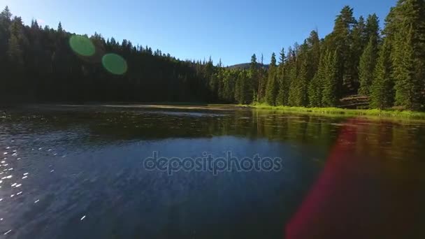 Beau lac de montagne au coucher du soleil — Video