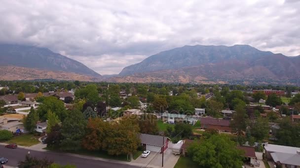 Aerial shot of a beautiful mountain city — Stock Video