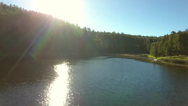 Hermoso lago de montaña al atardecer — Vídeos de Stock