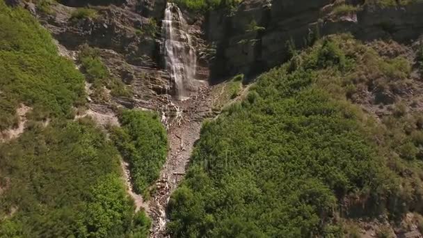 Весільний водоспад Вуаль, що біжить з гірської сторони — стокове відео