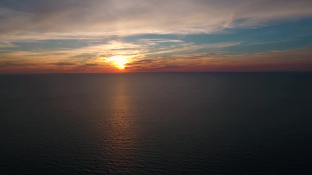 Puesta de sol del océano sobre el mar tranquilo — Vídeos de Stock