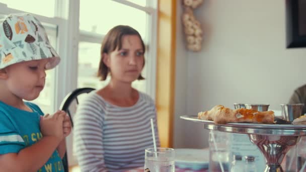 Eine Familie isst Gourmet-Pizza in einem Restaurant — Stockvideo
