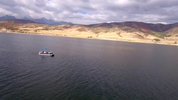 Barca che attraversa il lago — Video Stock