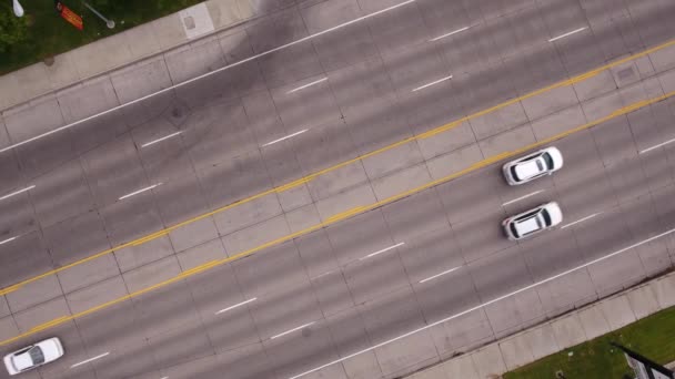 Grande strada trafficata in una città — Video Stock