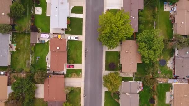 Carros em estradas em subúrbios da cidade — Vídeo de Stock