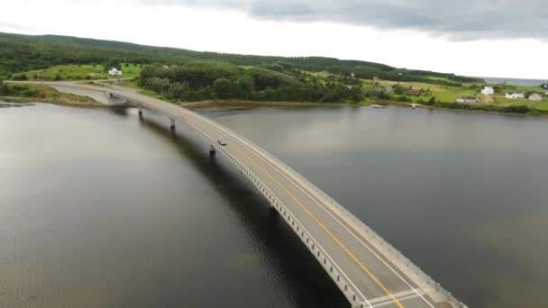 Carros que dirigem sobre uma ponte em uma estrada — Vídeo de Stock