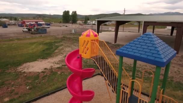 Niño jugando en el parque de la ciudad — Vídeos de Stock